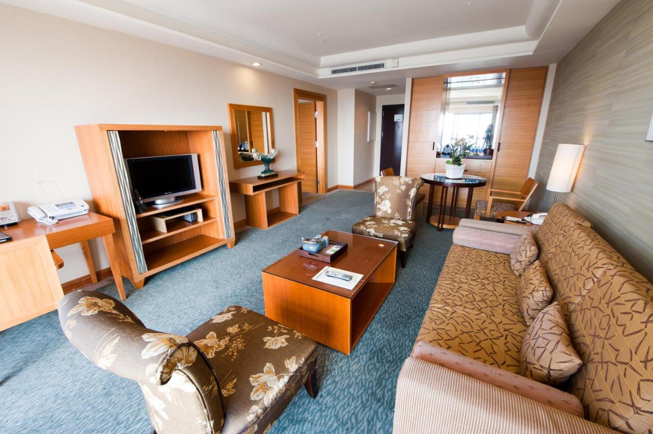 Nice Prince Hotel Chiayi City Exterior photo A suite at the hotel
