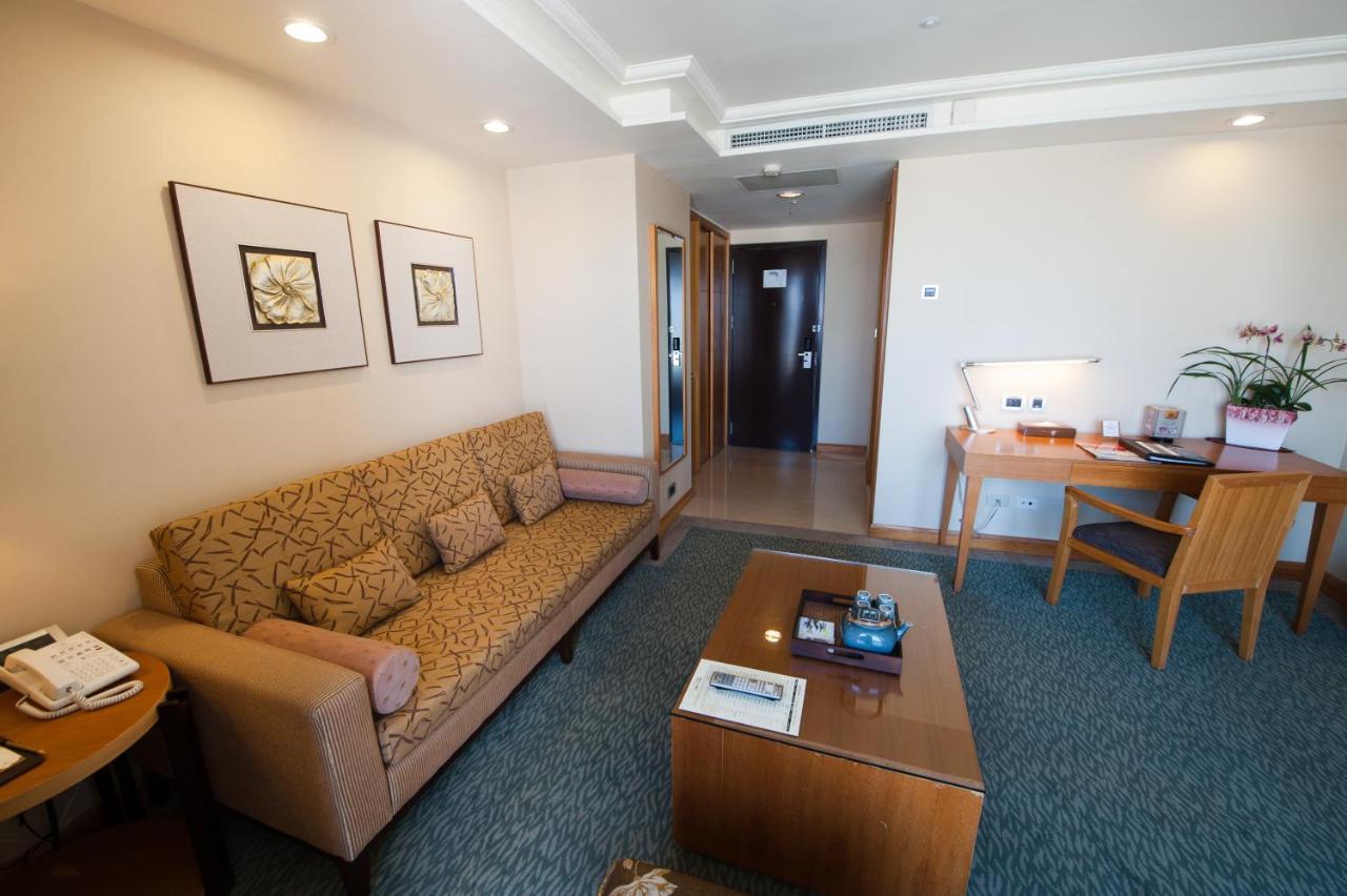 Nice Prince Hotel Chiayi City Exterior photo A suite at the hotel