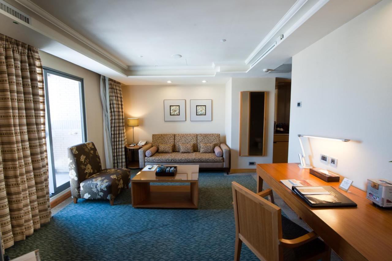 Nice Prince Hotel Chiayi City Exterior photo A suite at the hotel