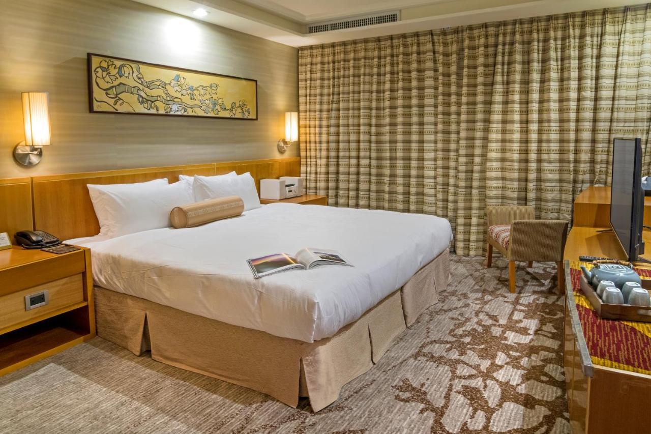 Nice Prince Hotel Chiayi City Exterior photo A room at the hotel