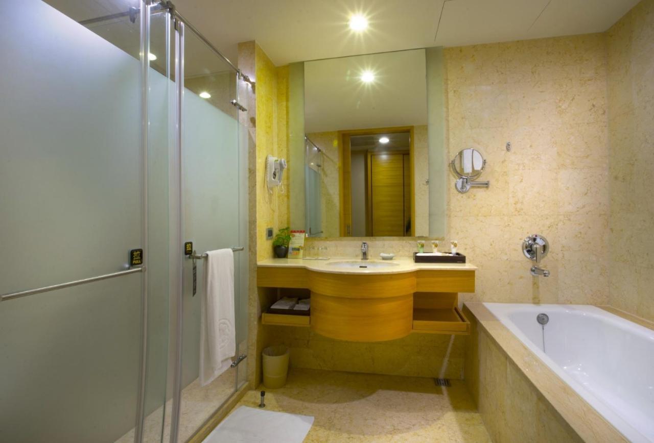Nice Prince Hotel Chiayi City Exterior photo A bathroom in a hotel