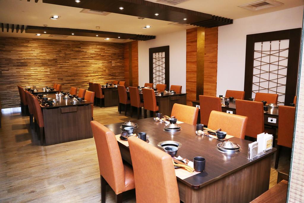 Nice Prince Hotel Chiayi City Exterior photo Interior of a restaurant