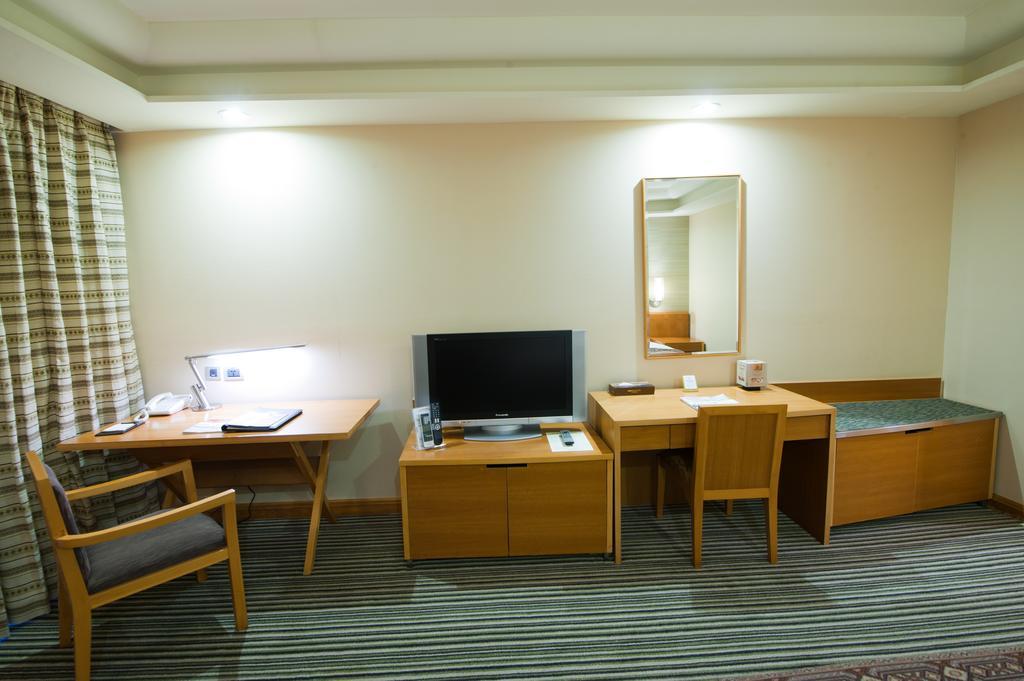 Nice Prince Hotel Chiayi City Exterior photo A room at the hotel