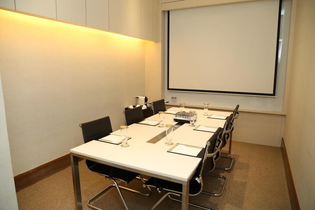 Nice Prince Hotel Chiayi City Exterior photo A meeting room at the hotel