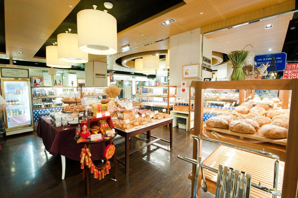 Nice Prince Hotel Chiayi City Exterior photo Baker's Delight
