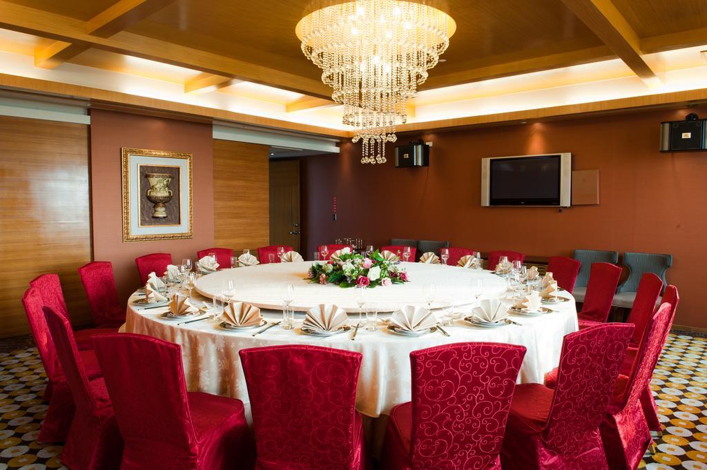 Nice Prince Hotel Chiayi City Exterior photo A banquet hall