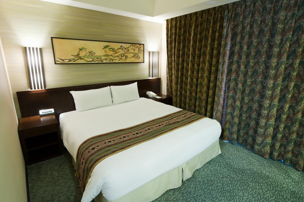Nice Prince Hotel Chiayi City Exterior photo A bedroom at the hotel
